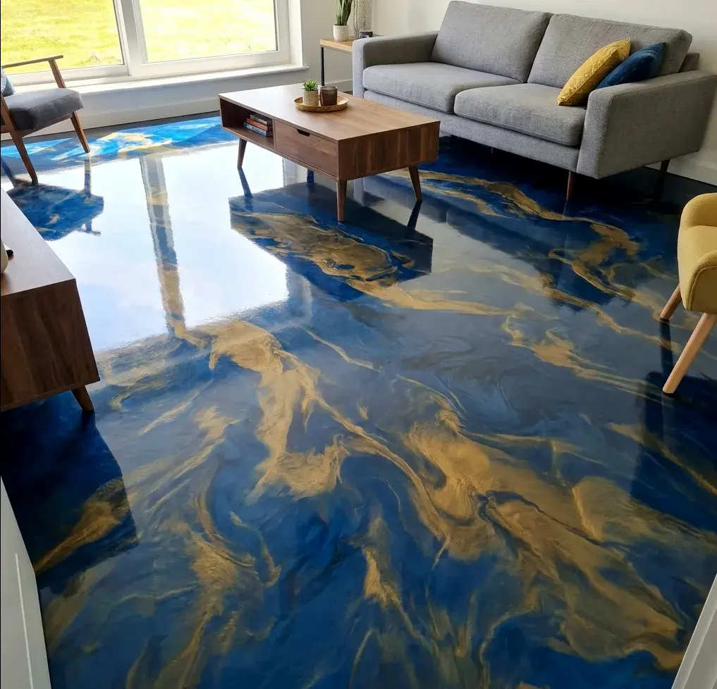 Salon avec sol en résine époxy effet marbré bleu et or
